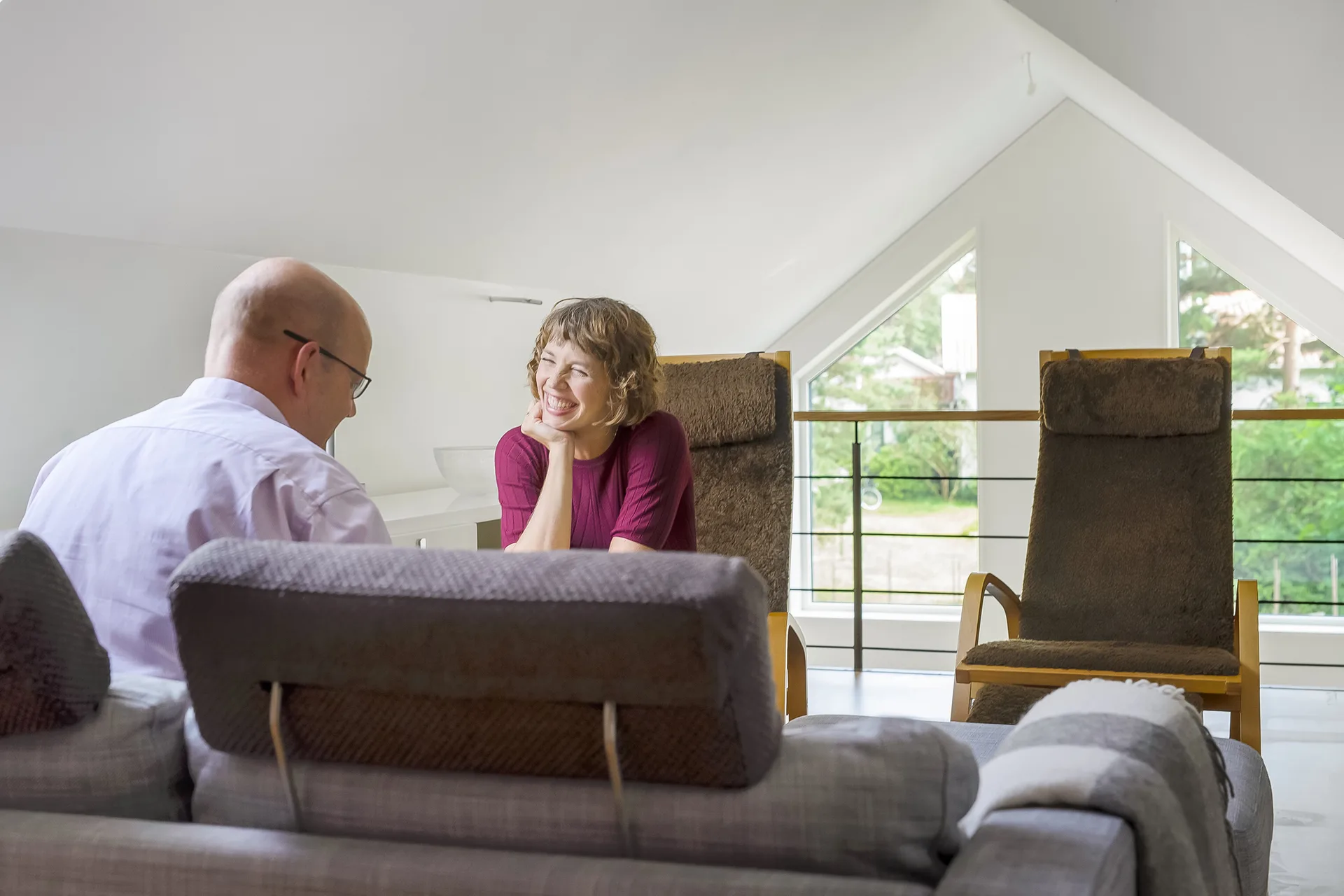 Villa Edsviken, övervåning med två husägare och sitter i allrummet.