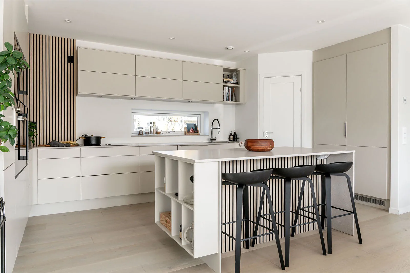 Kök i anpassat Villa Hällevik med köksö och köksförråd