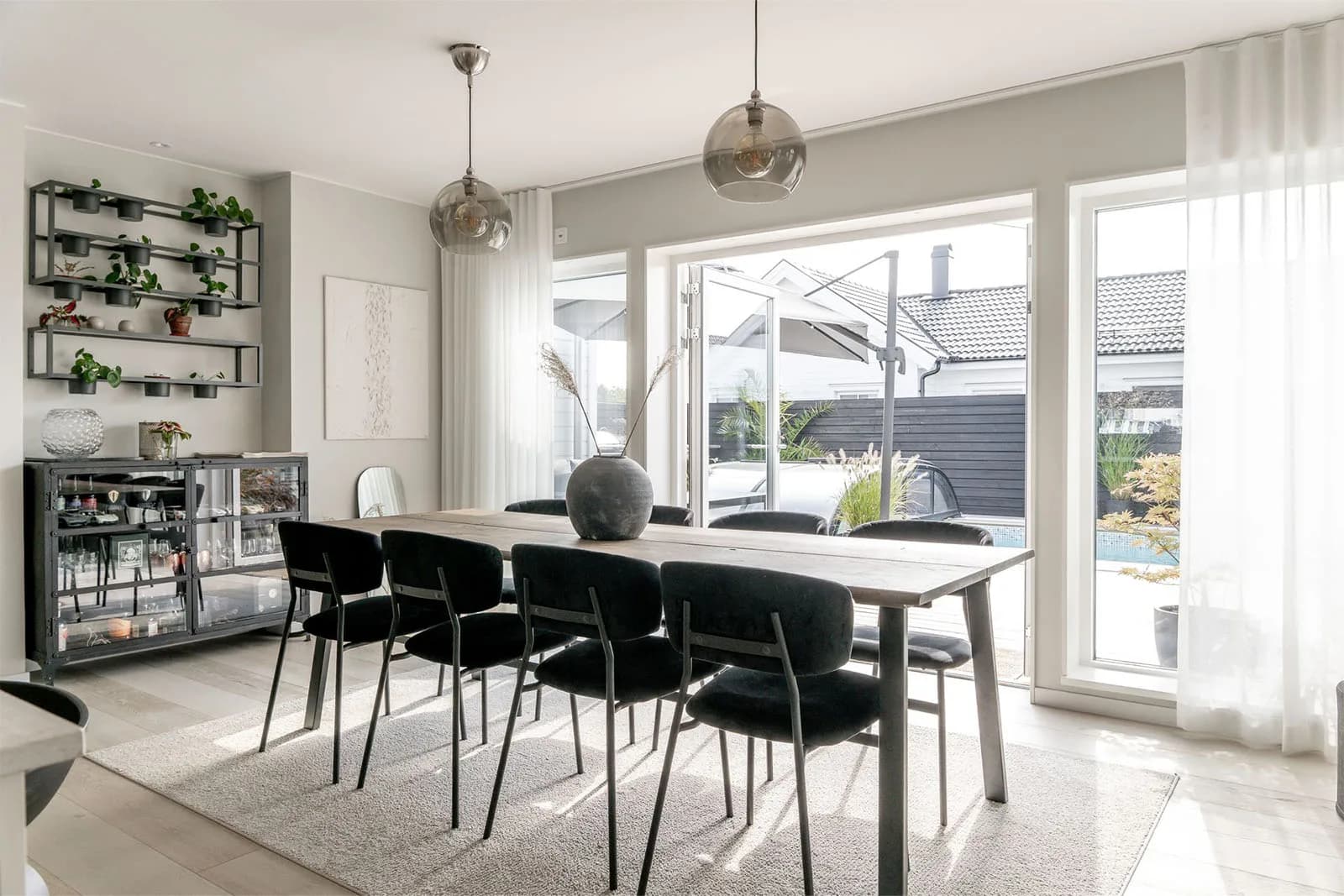 Matplats i anpassat Villa Hällevik med stora fönster mot altanen