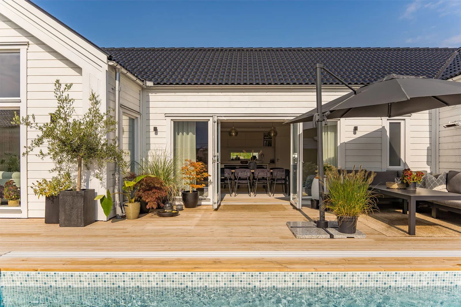 Uteplats med pool till ett anpassat Villa Hällevik