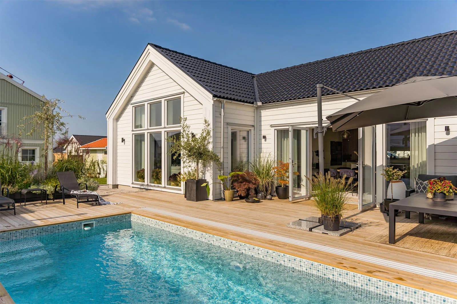 Uteplats med pool till ett anpassat Villa Hällevik