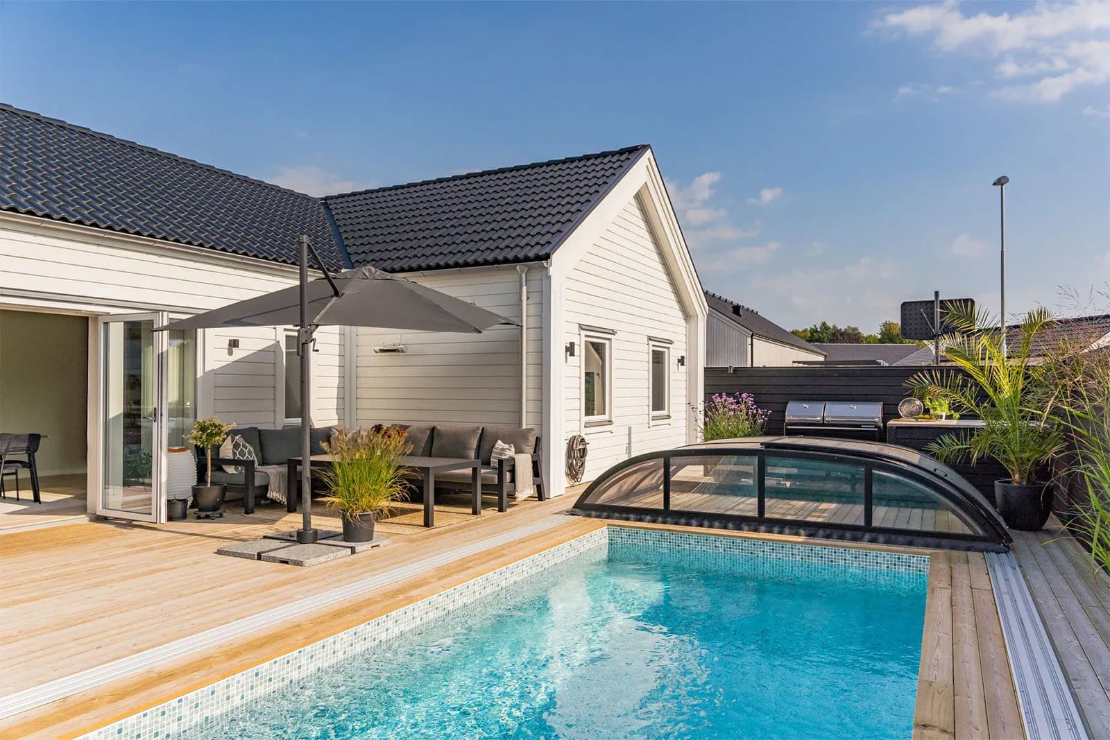 Anpassat Villa Hällevik med uteplats och pool