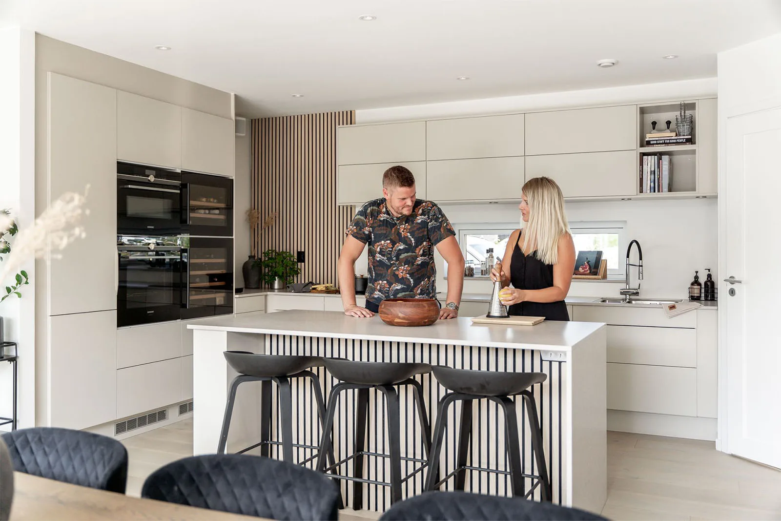 Kök i anpassat Villa Hällevik med köksö och köksförråd