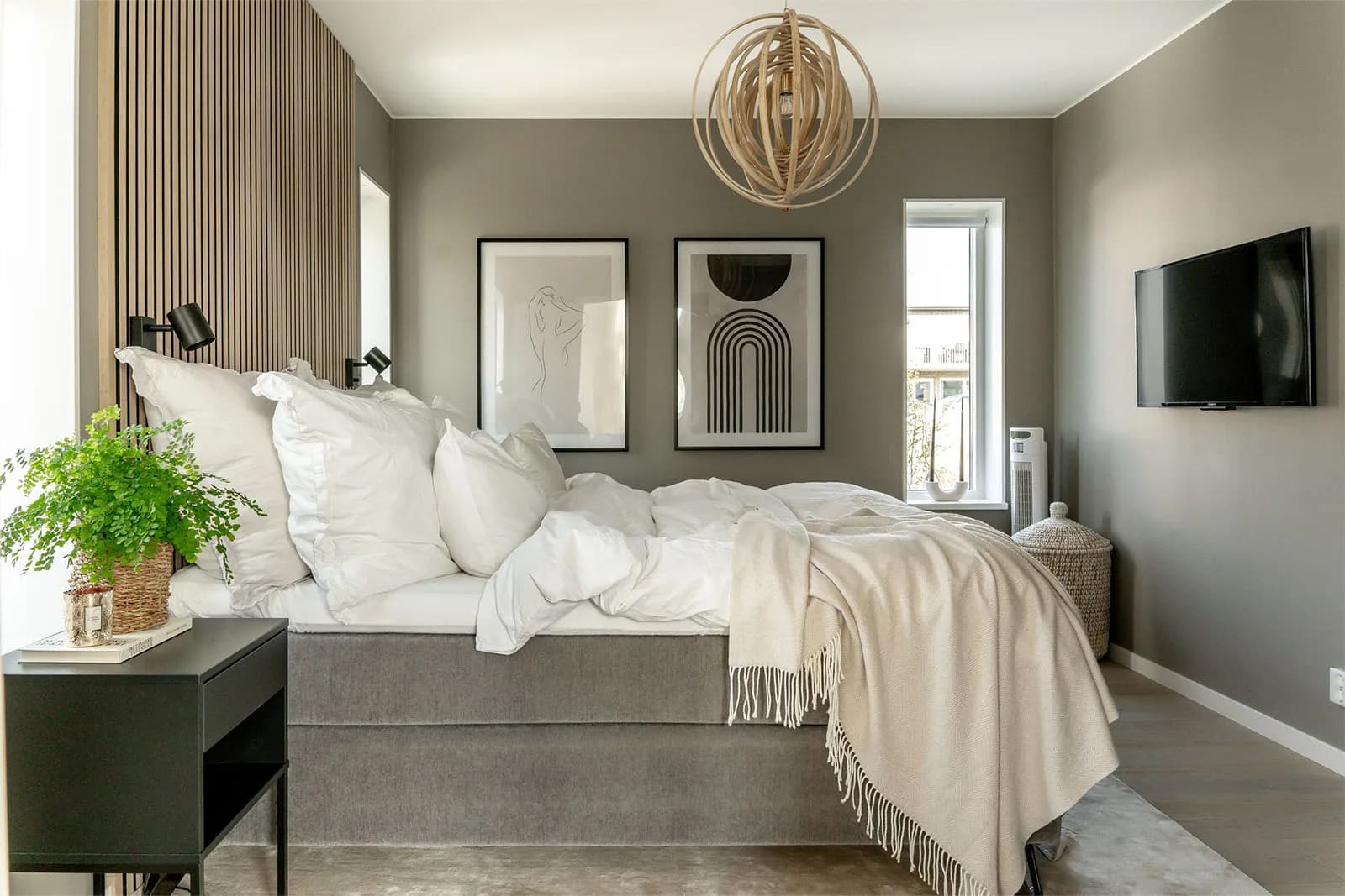 Sovrum i anpassat Villa Hällevik med ribbvägg