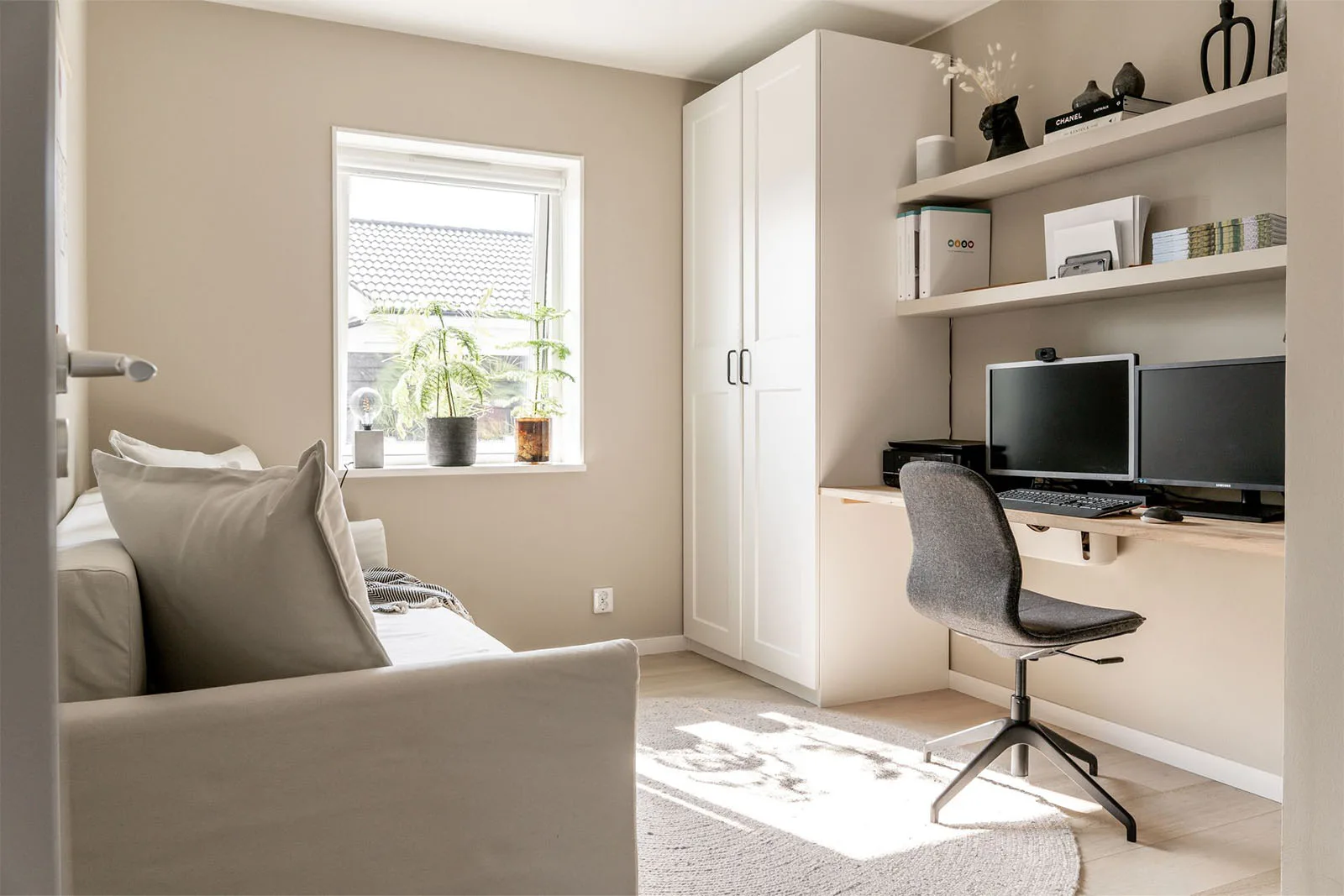 Kontor i ljusa färger i anpassat Villa Hällevik