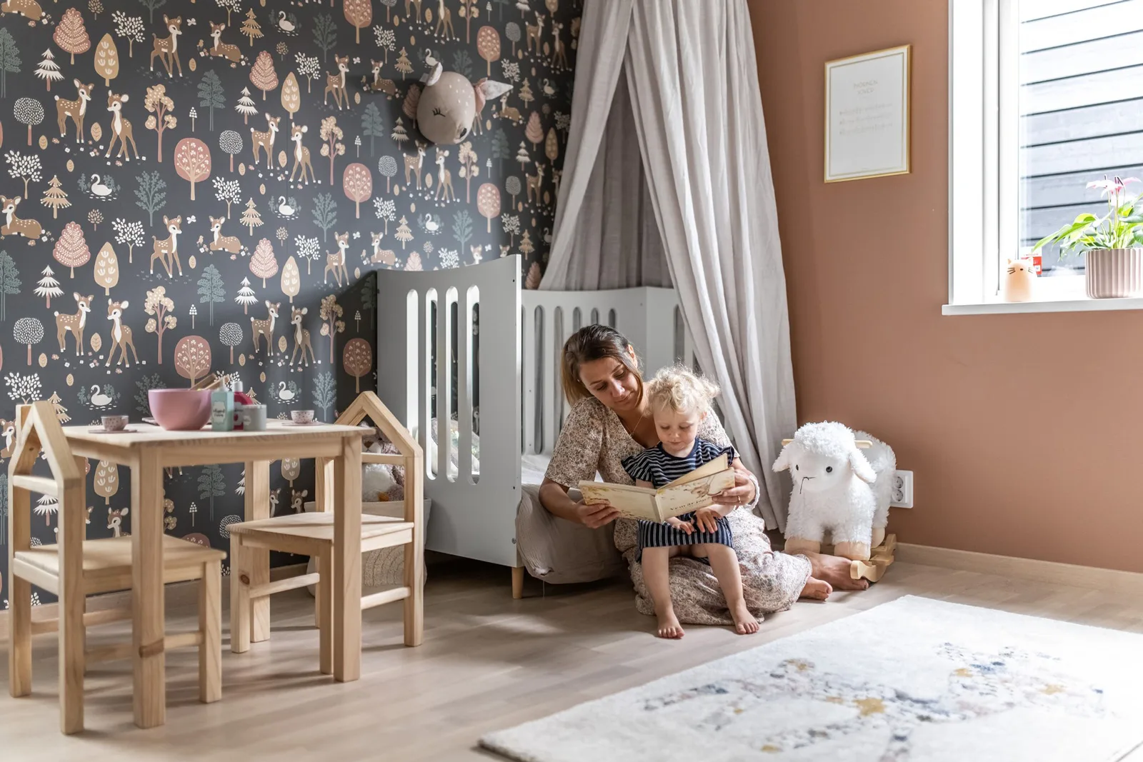 Barnrum med mamma och barn i vårt Villa Stenskär.