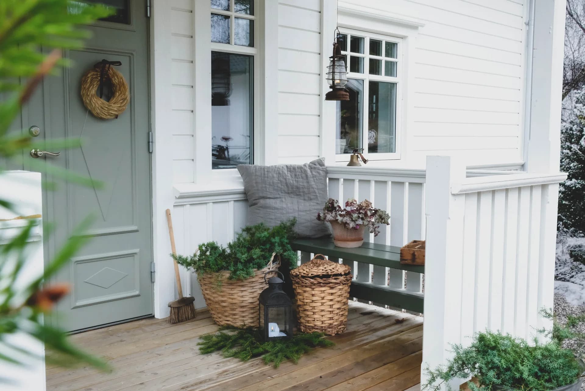 4 enkla tips: Så gör du julfint på trappan och uteplatsen! - Bild från husleverantören Alingsås Huspaket.