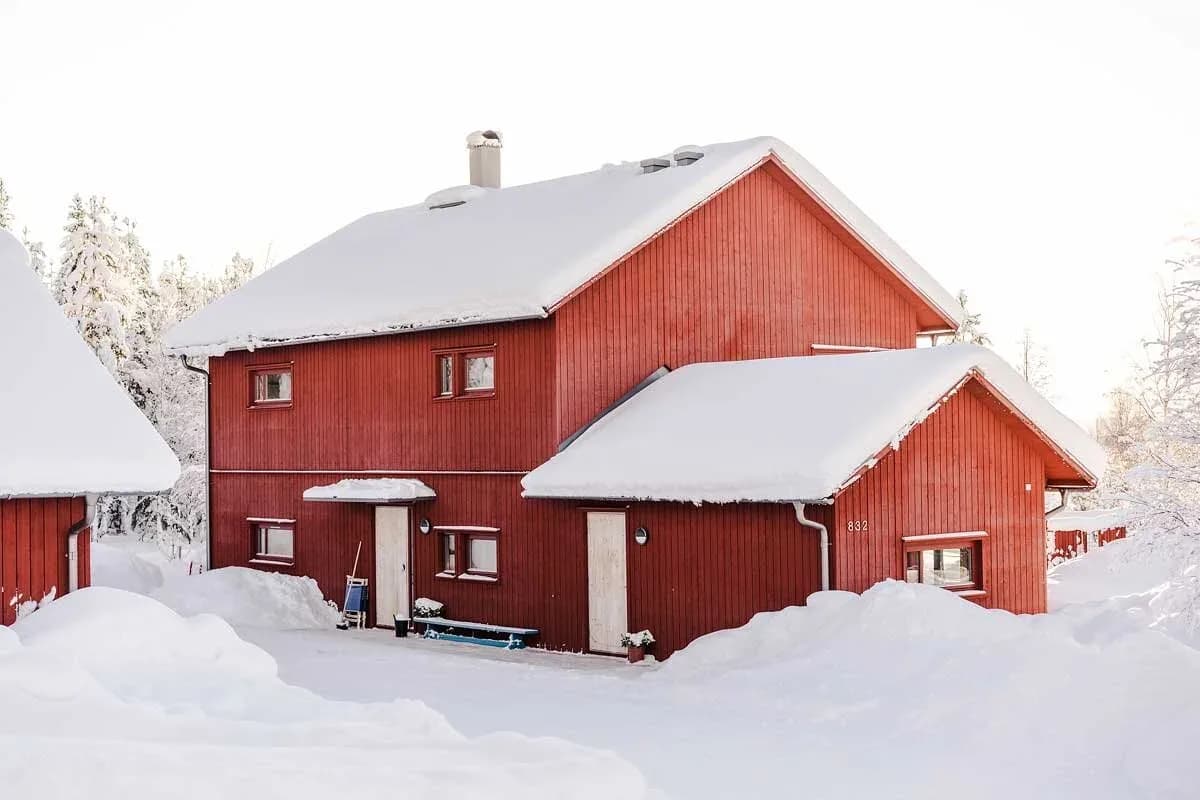 Huvudbyggnad och gästhus/mormorsstuga.