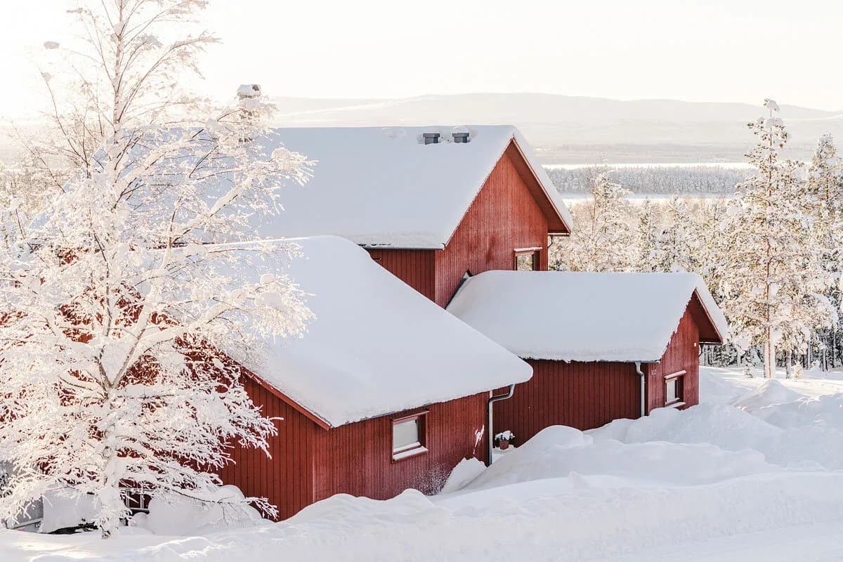Husmodellen Åsvilan med mormorsstuga och uthus.
