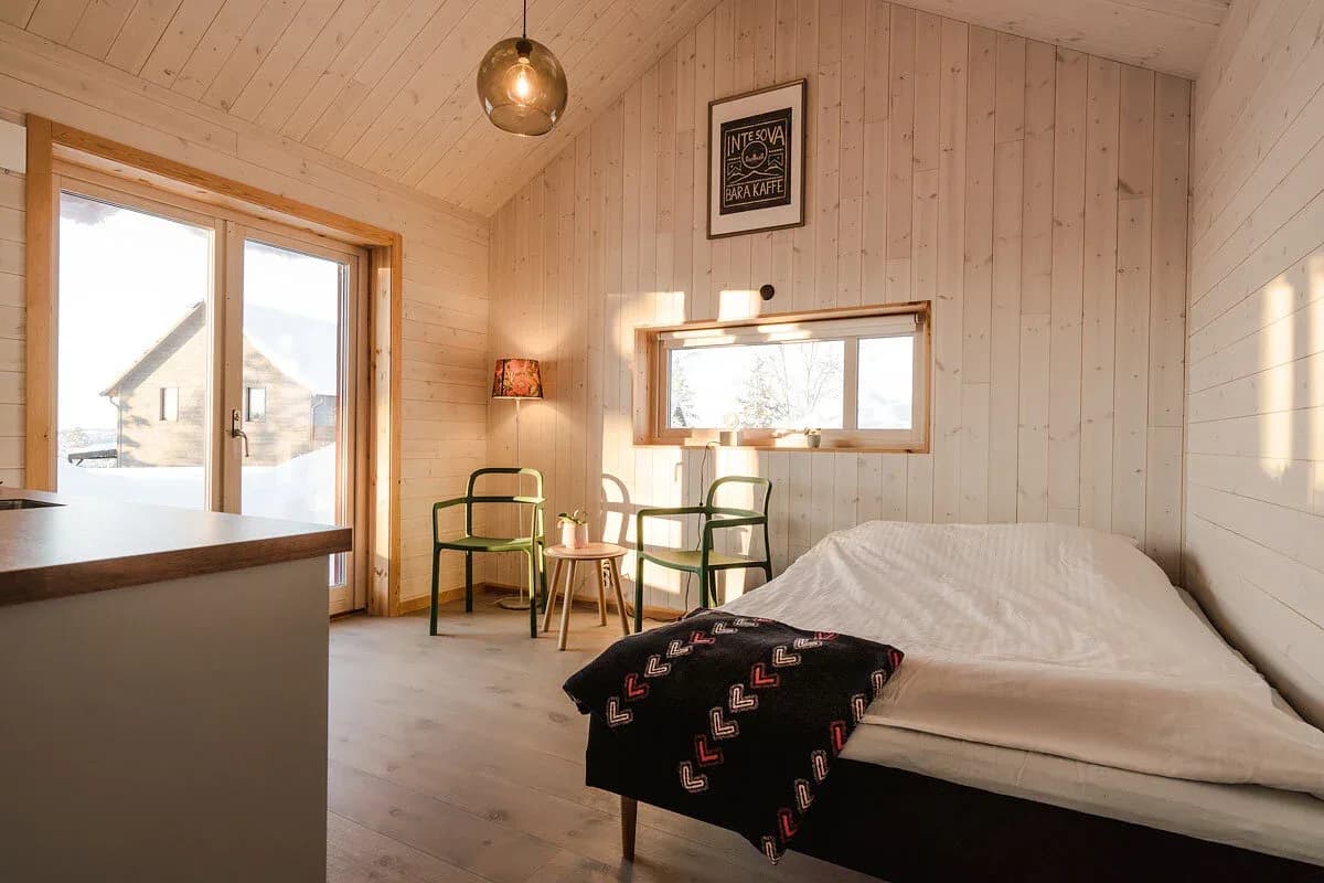 Ansluten gästbostad.