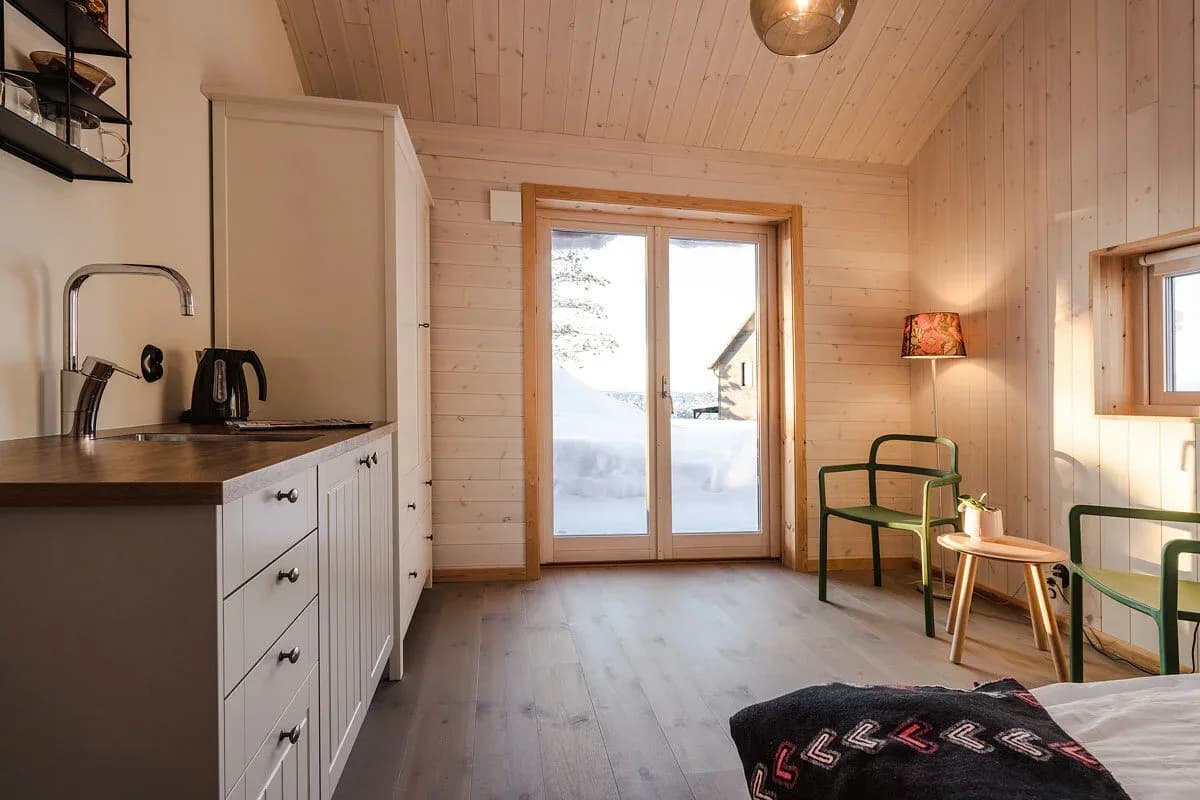 Ansluten gästbostad.