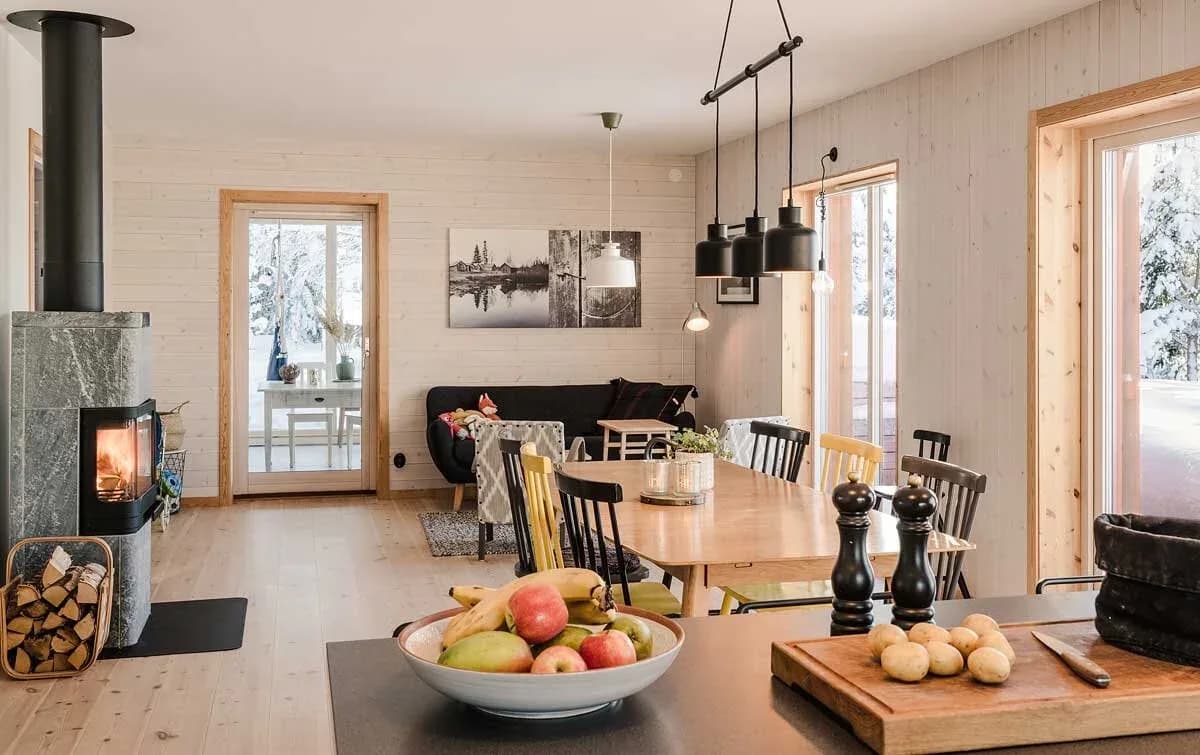 Vardagsrum och matplats, sett från köket. Glasdörr till greenroom.