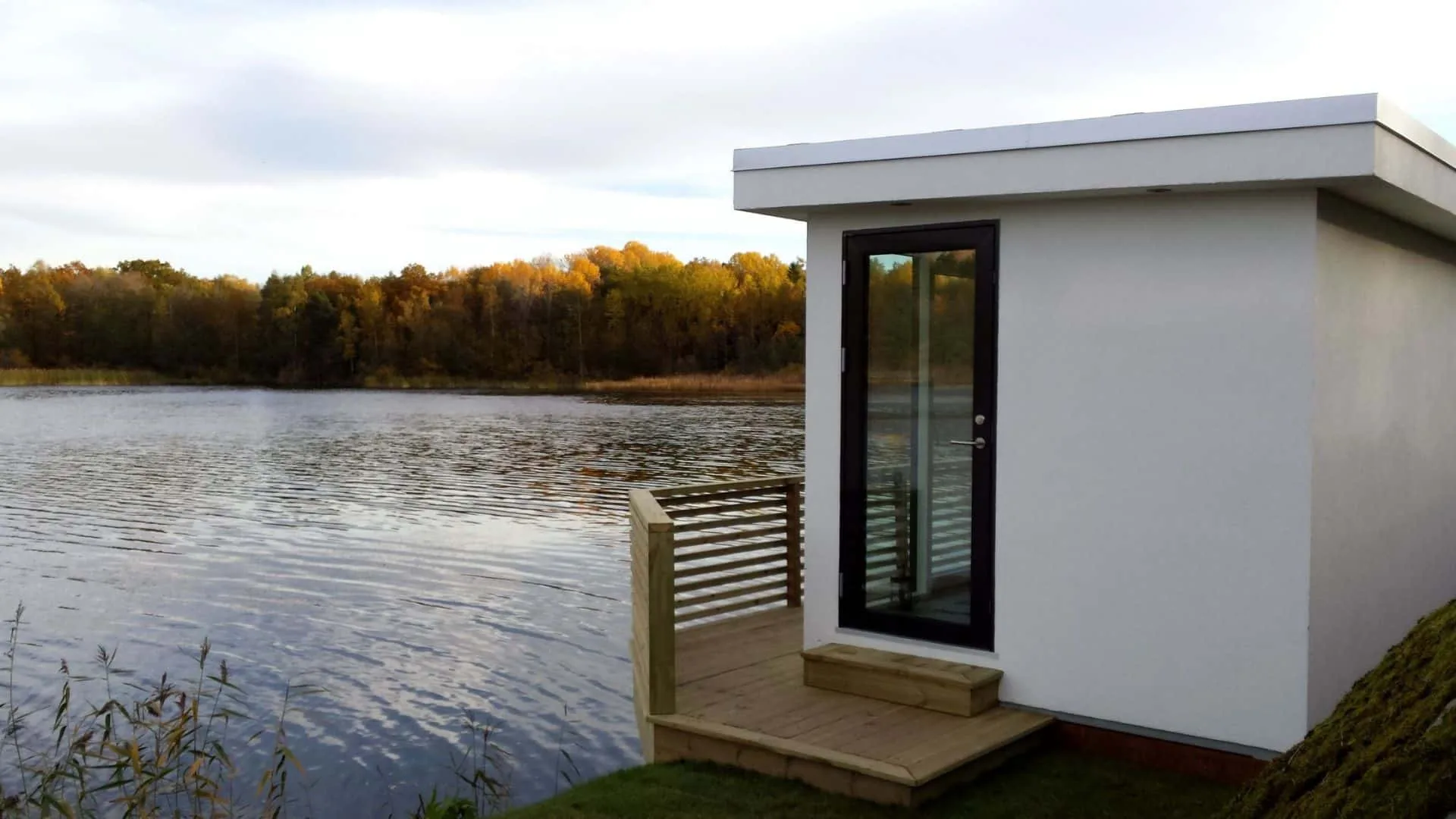 Bastuhus vid sjö