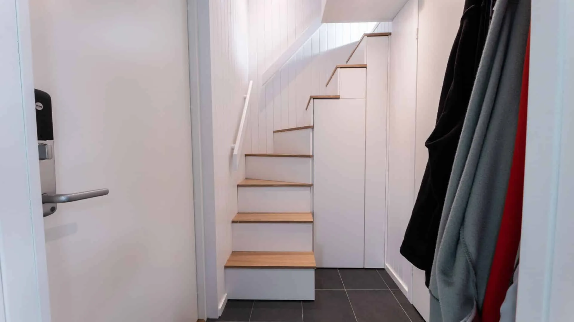 Smart trapplösning med förvaring i attefallshus
