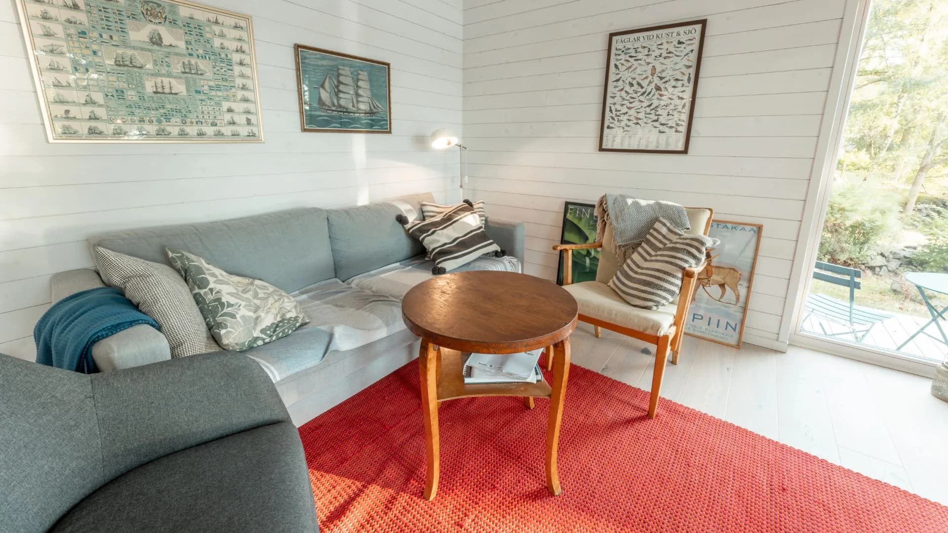 Fritidshus vardagsrum soffa och fåtölj
