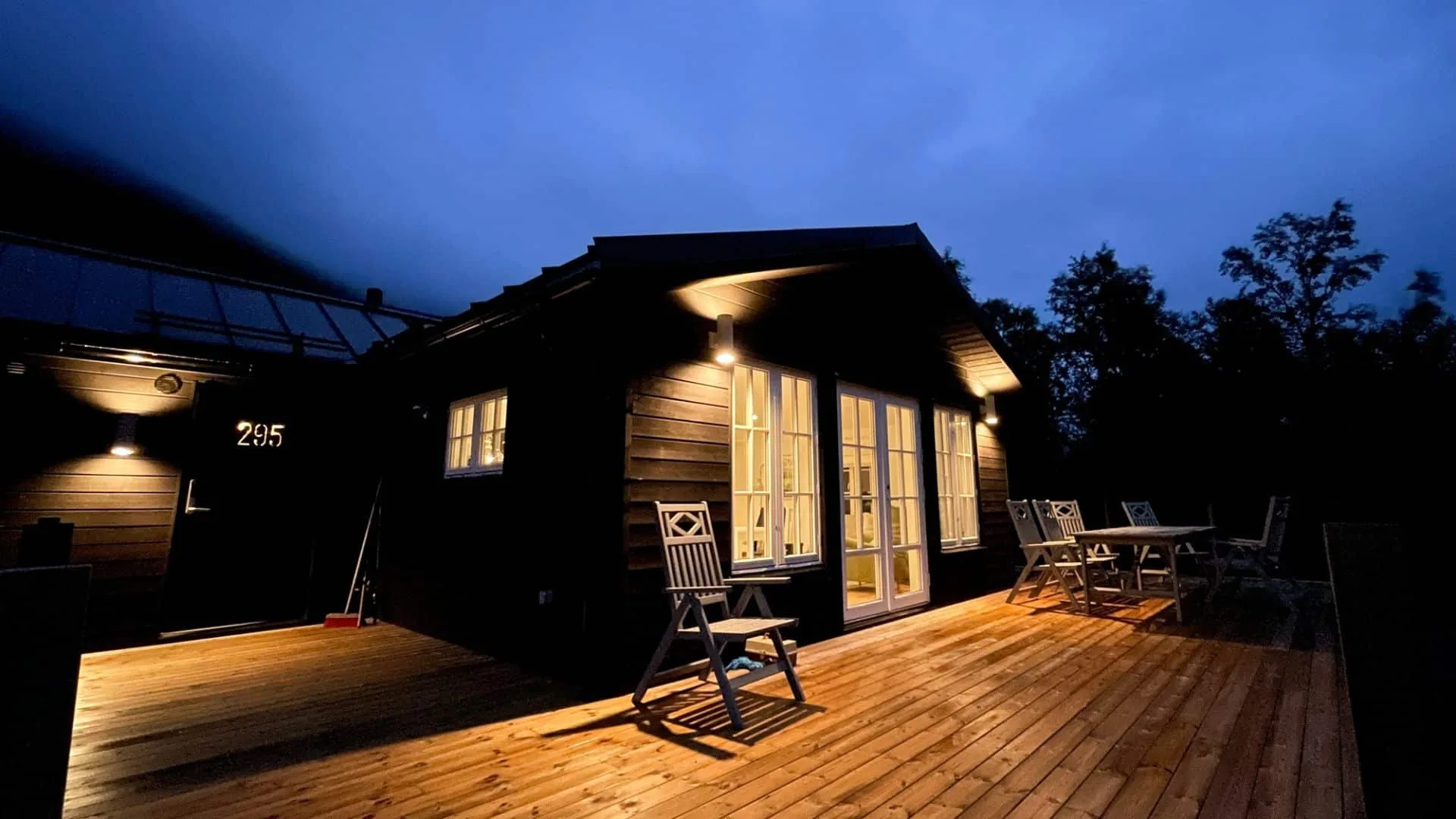 Svart fjällstuga belysning