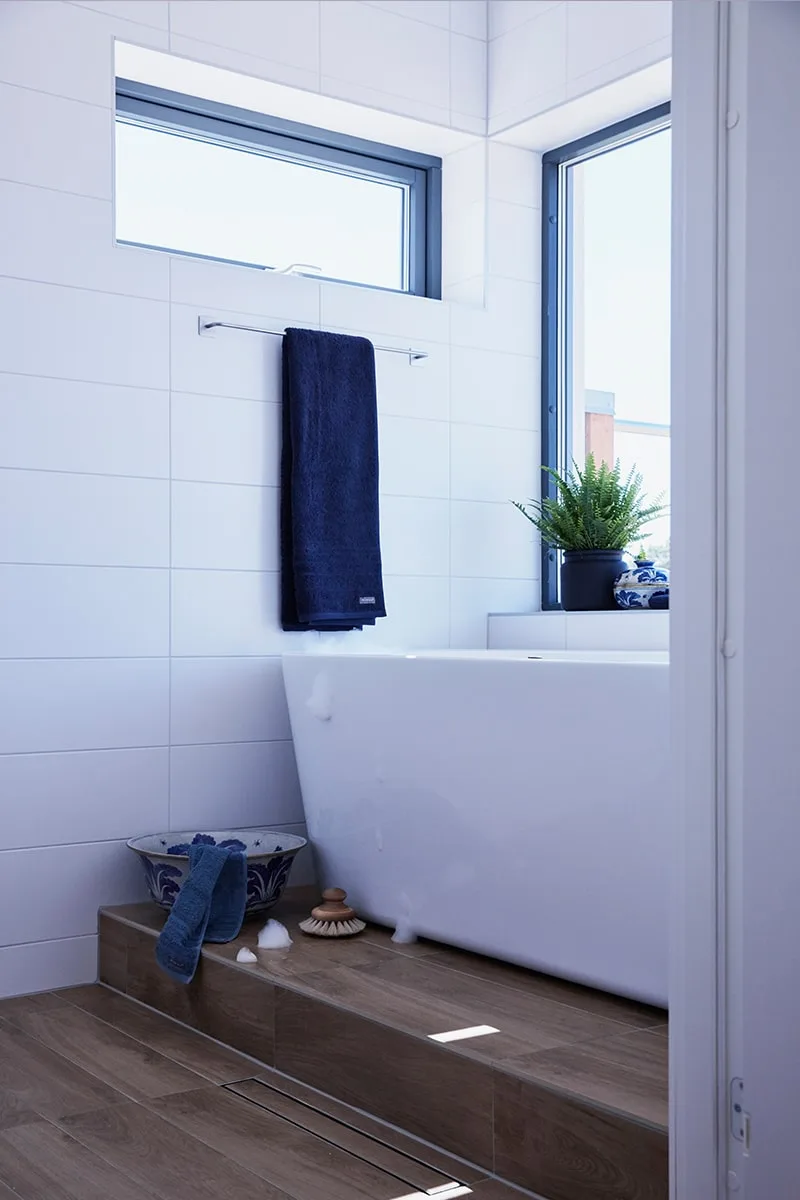 Ett minimalistiskt boxhus med fokus på badrum
