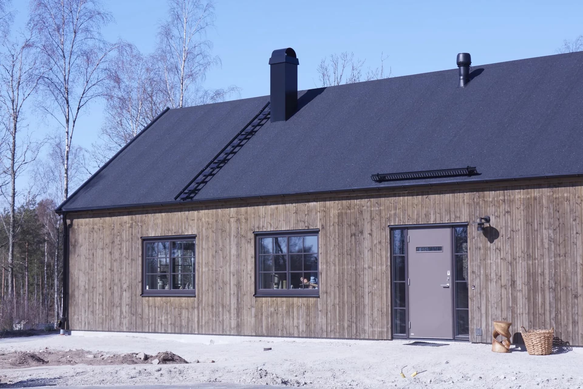 Brunt hus med svart tak