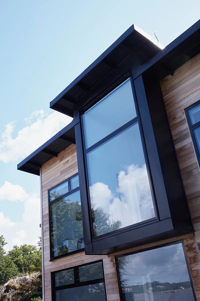 Arkitektritat hus med havsutsikt
