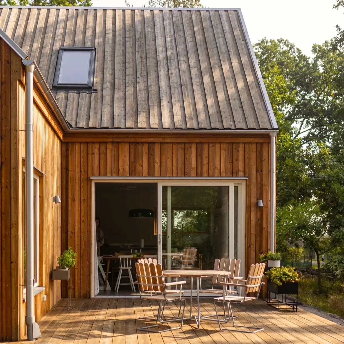 Uteplats i trä vid villa med träfasad från Hem1