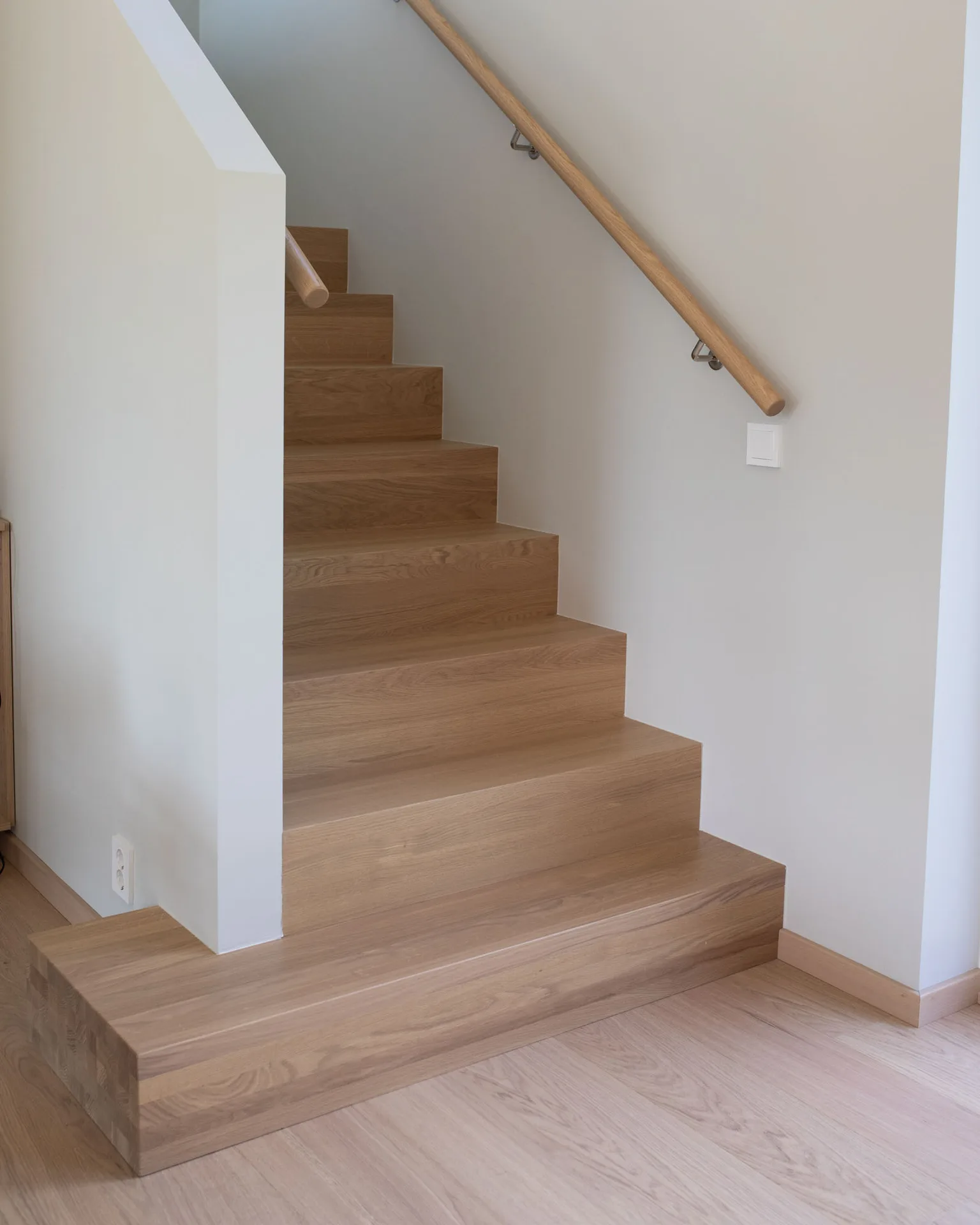 Modern trappa i trä