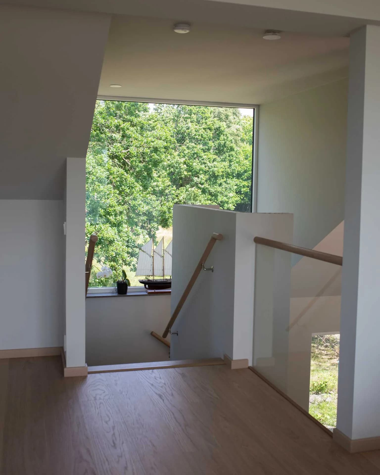 Stora fönster i hus