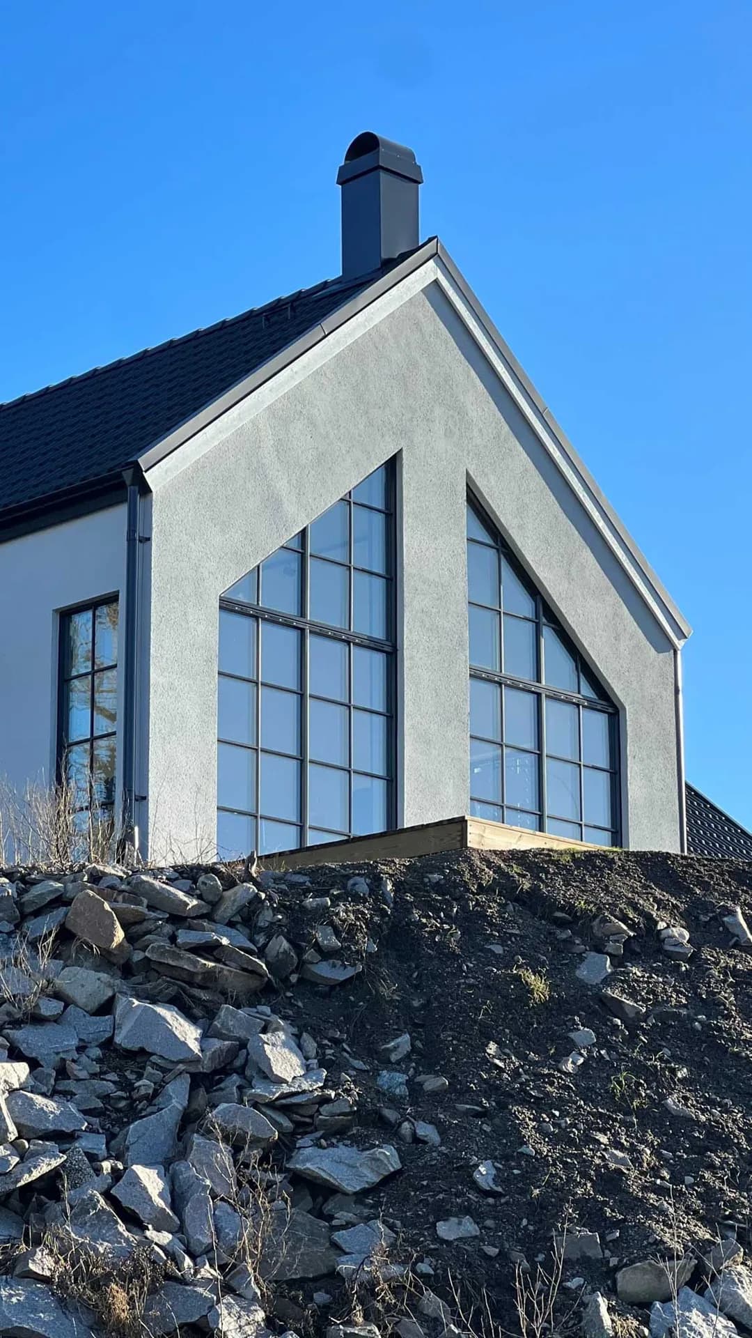 Unikt hus med stora fönster