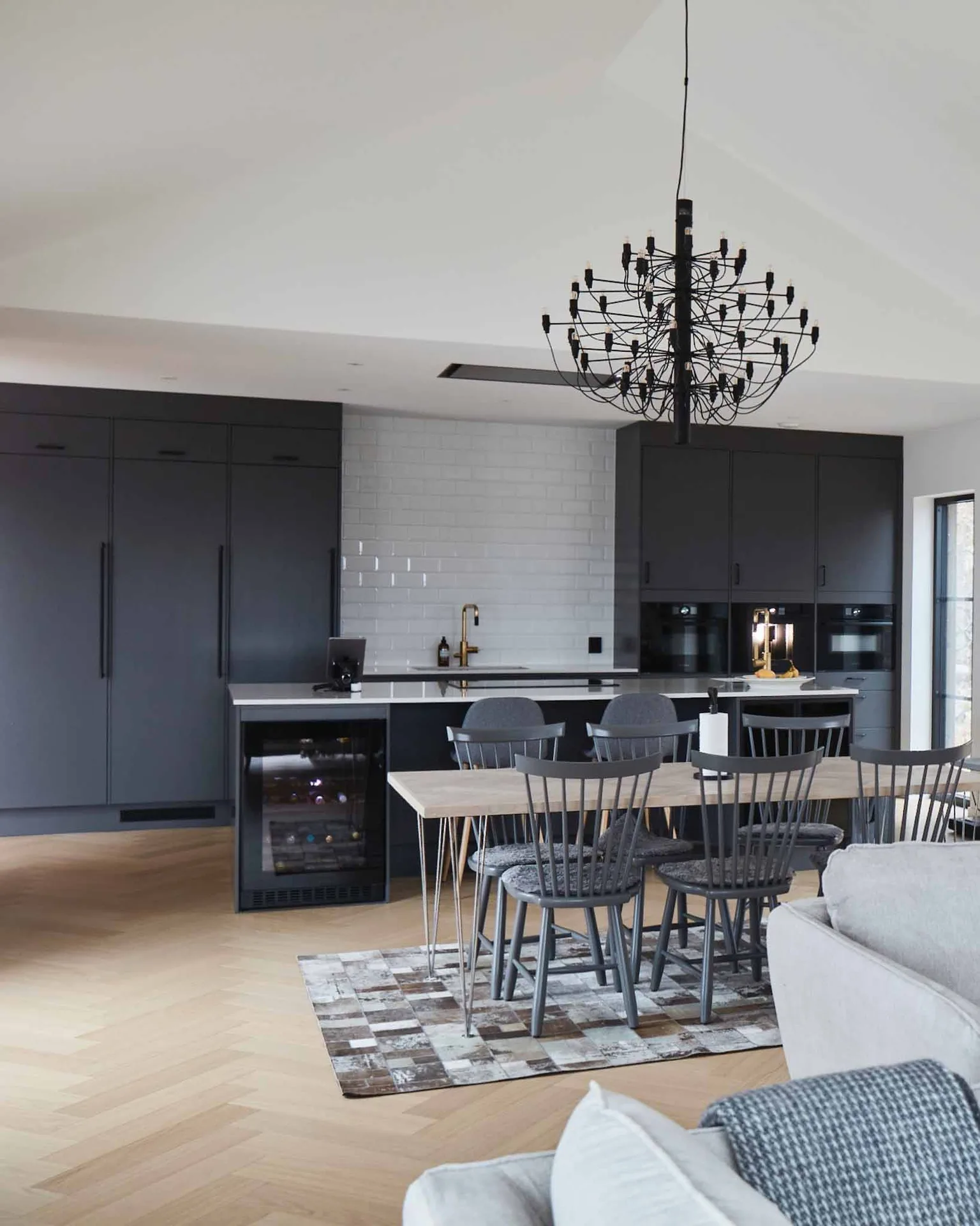 Kök i arkitektritat hus från Hem1 med ljusa ytor, stora fönster och öppen planlösning.