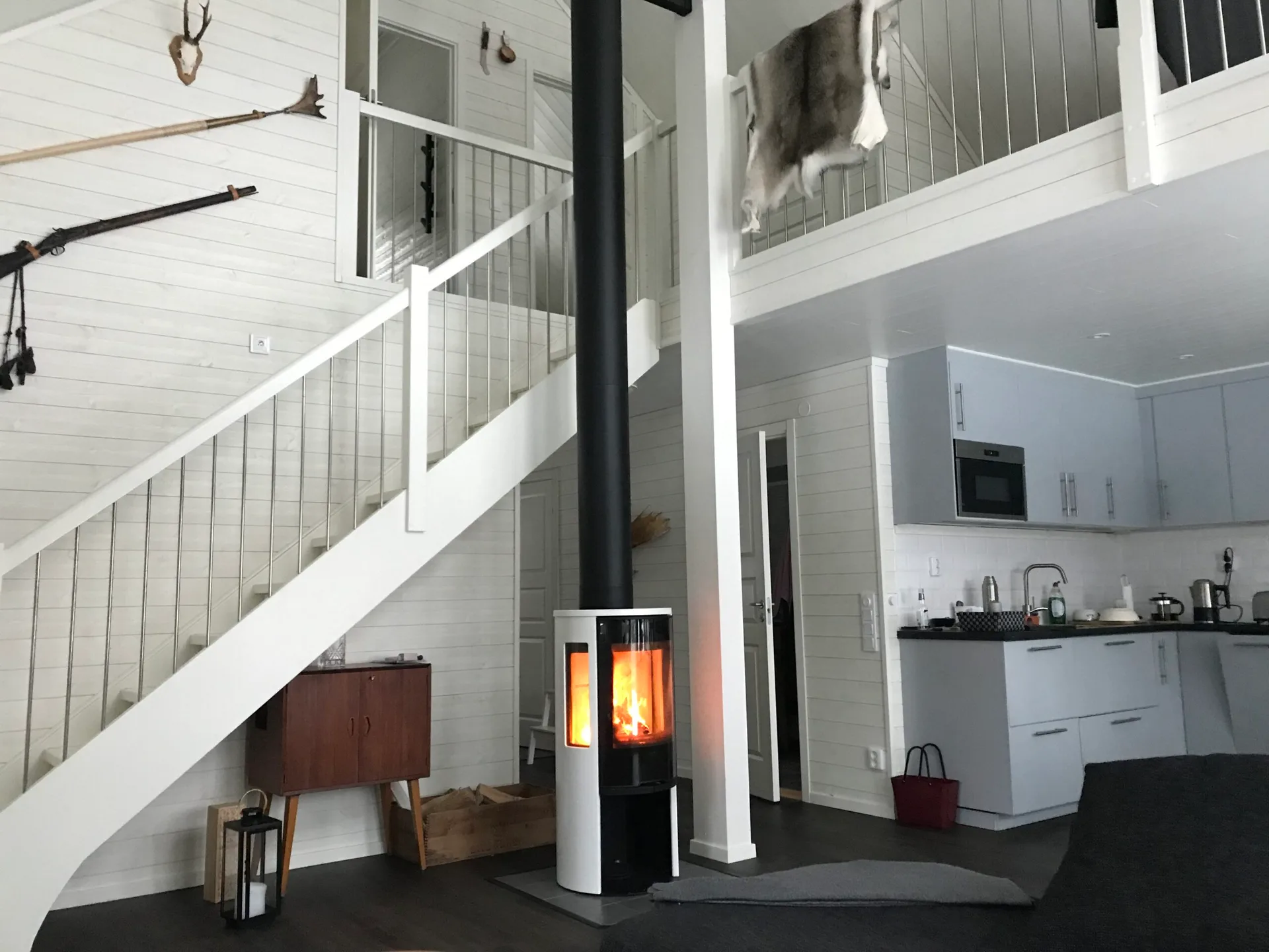 Liten fjällstuga med loft