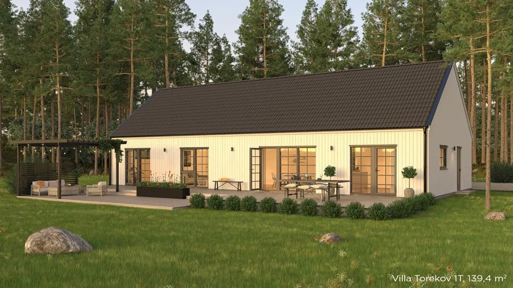 Visualisering av ett vitt enplanshus med svart tak och spröjsade fönster