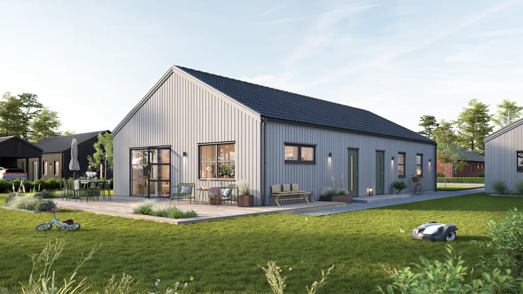 Grått enplanshus i lösvirke i modern stil med svart tak