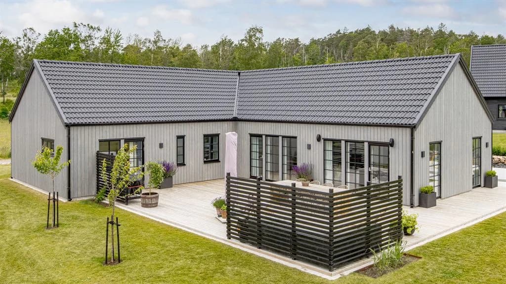 Exteriör bild av ett laserat kundunikt Varbergshus