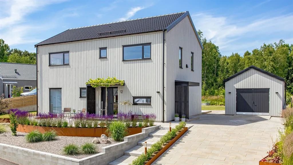 Exteriör bild av ett laserat kundunikt Varbergshus samt garage