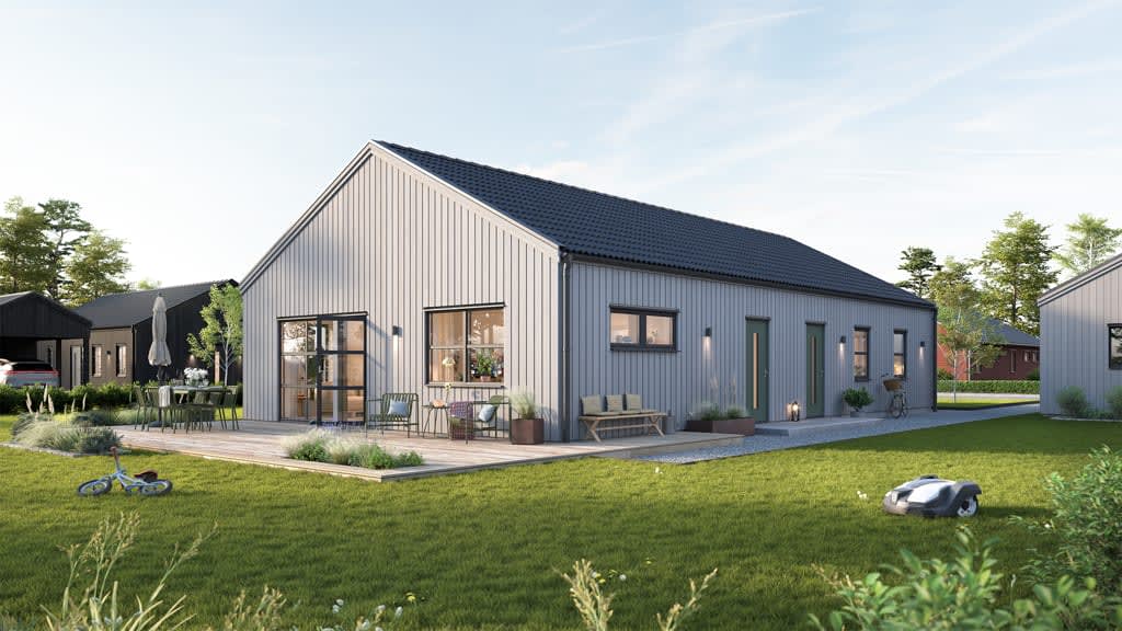 Grått enplanshus i lösvirke i modern stil med svart tak