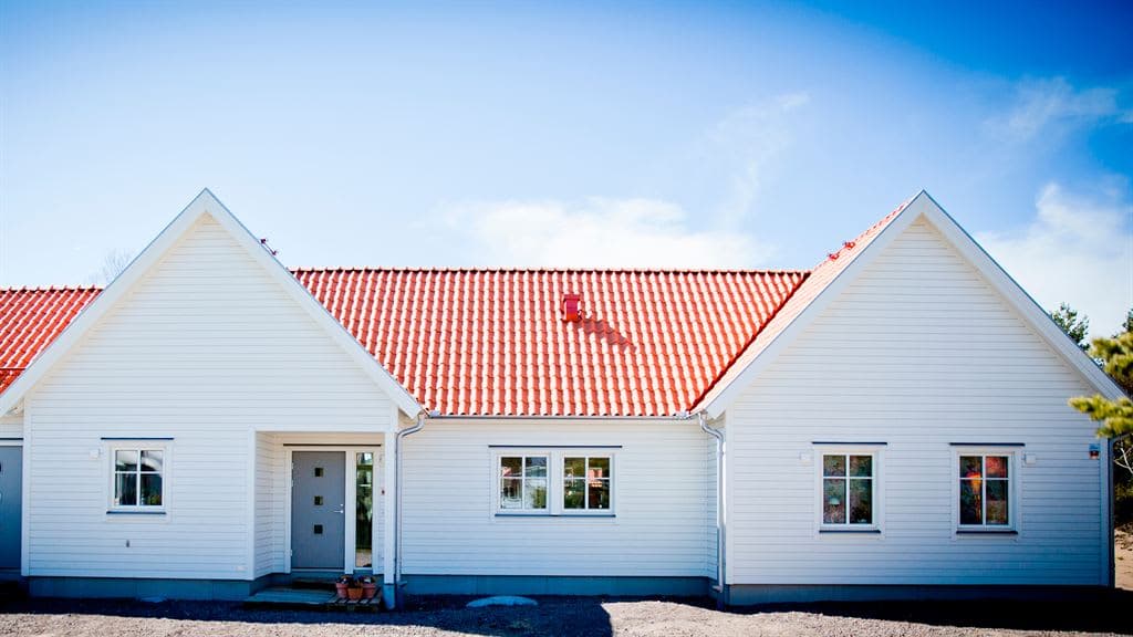 Fotograferat vitt klassiskt hus med orange tak