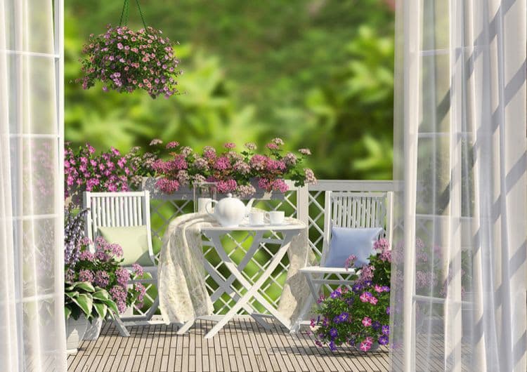 Njut av ditt morgonkaffe på den vackra balkongen i sovrummet på överplan