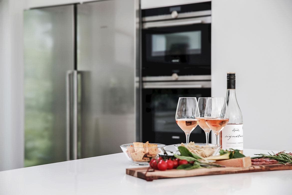 interiörbild i kök med vinflaska och bricka