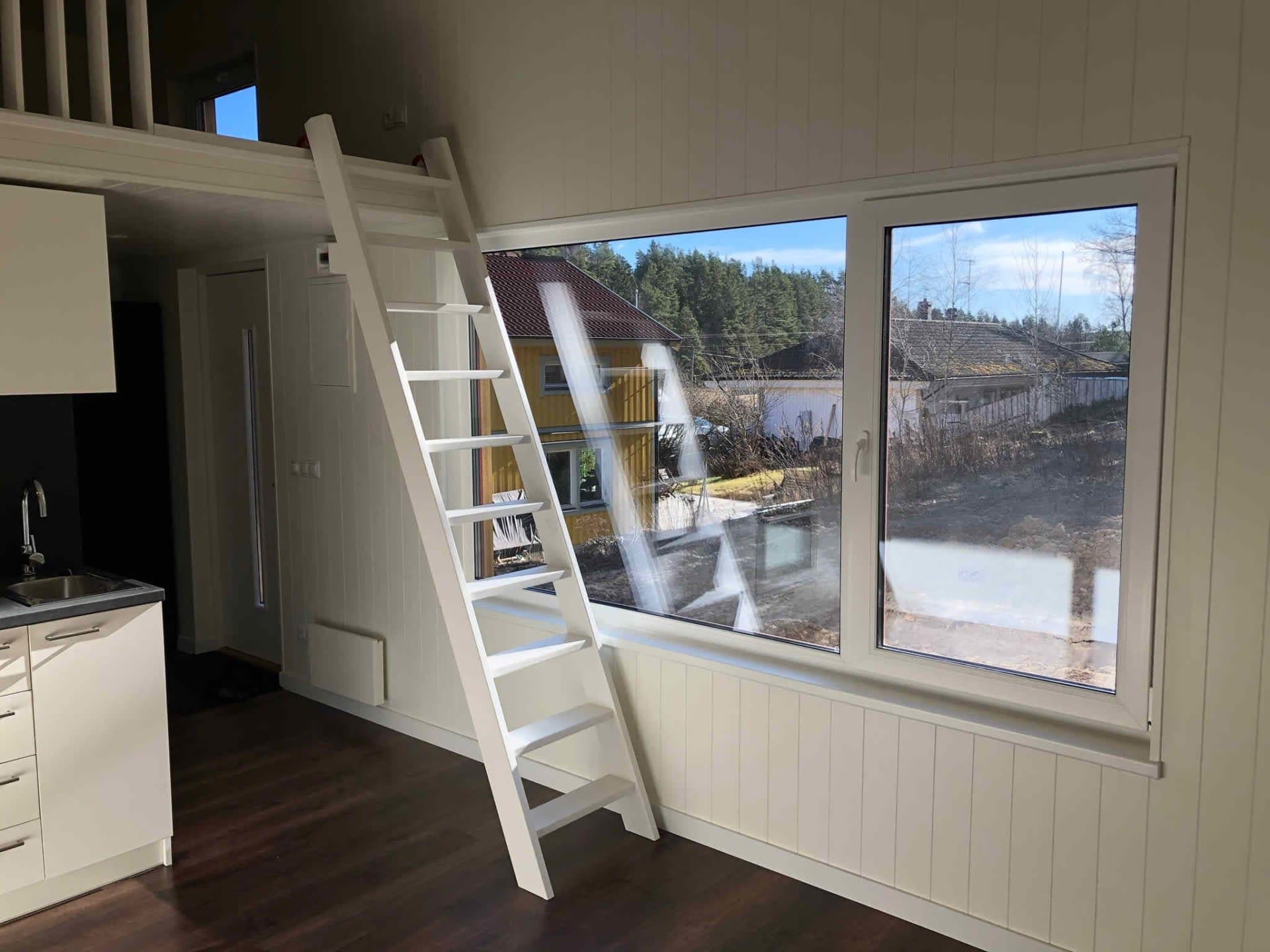 Vardagsrum och stege till loft.