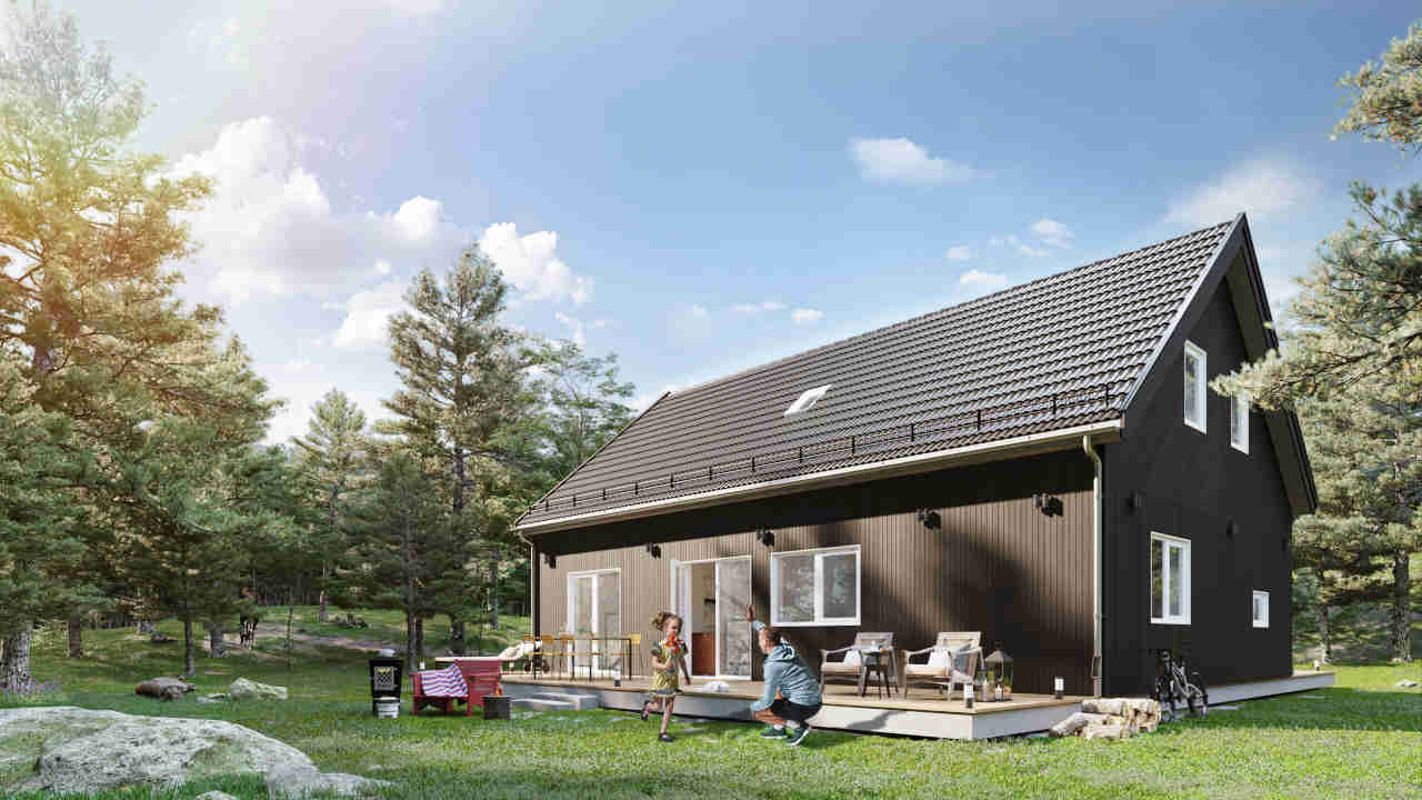 Fasad från vardagsrum mot uteplats med fönsterpartier