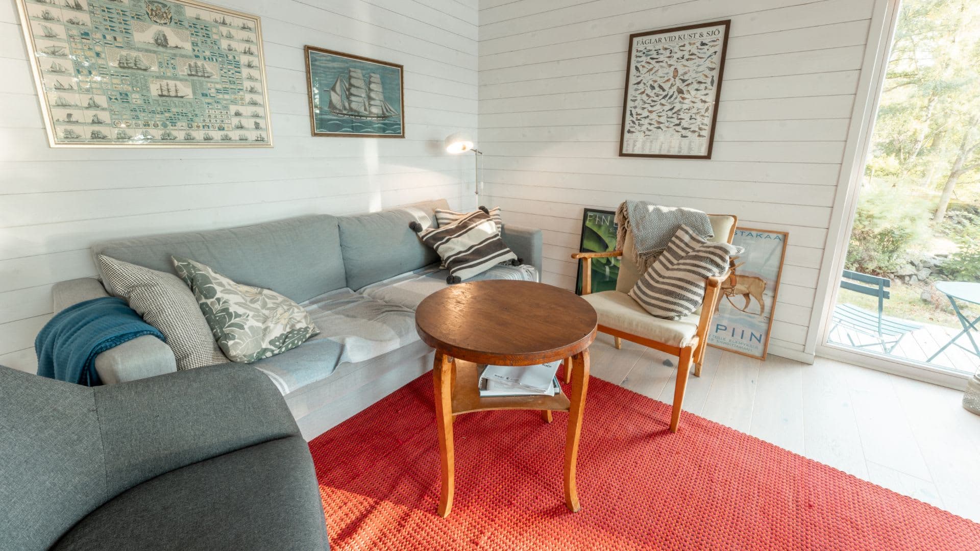 Fritidshus vardagsrum soffa och fåtölj