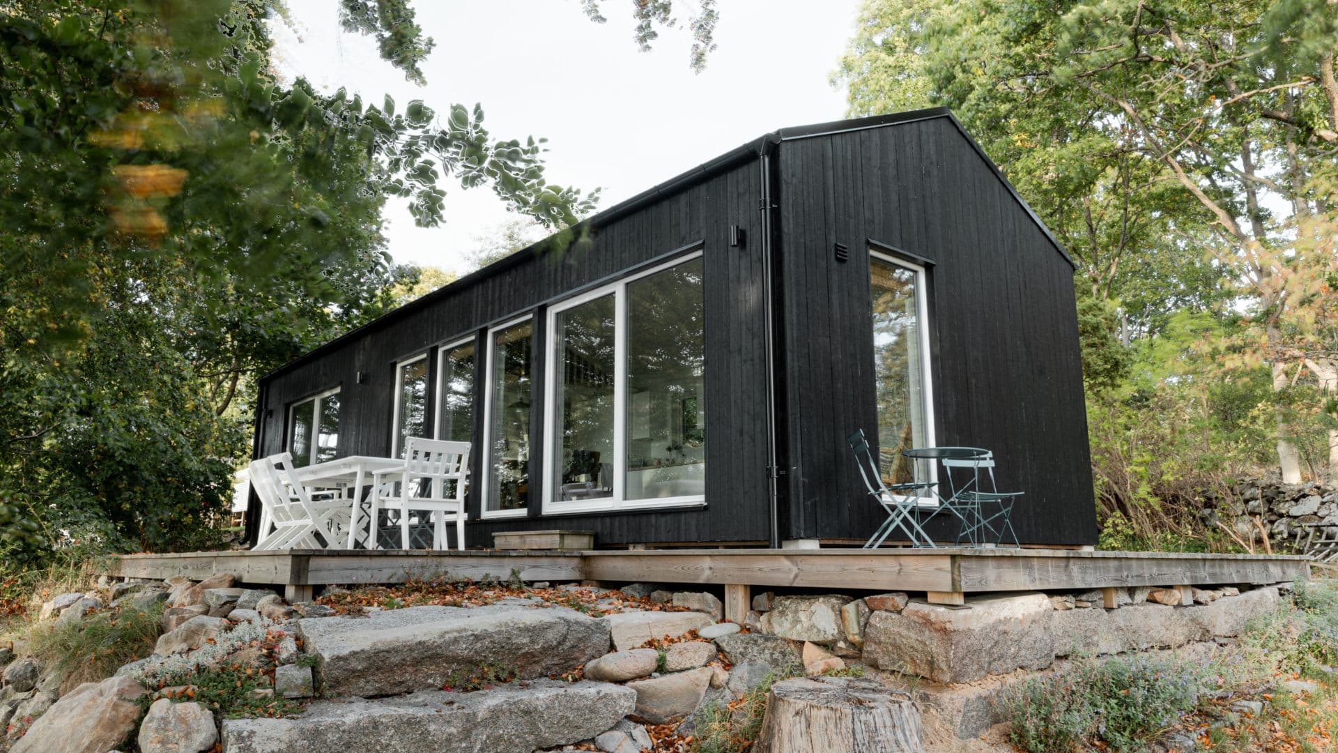 Svart Fritidshus Dalarna exteriör blad